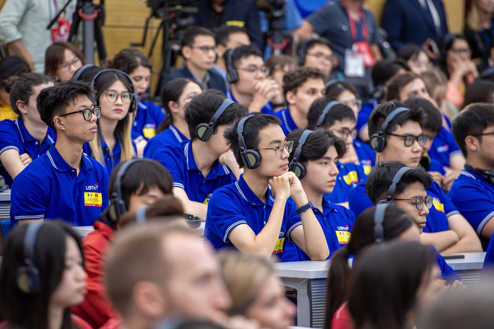 Các sinh viên trường Đại học Khoa học và Công nghệ Hà Nội chăm chú lắng nghe bài phát biểu của Tổng thống Emmanuel Macron. (Ảnh: PV/Vietnam+)