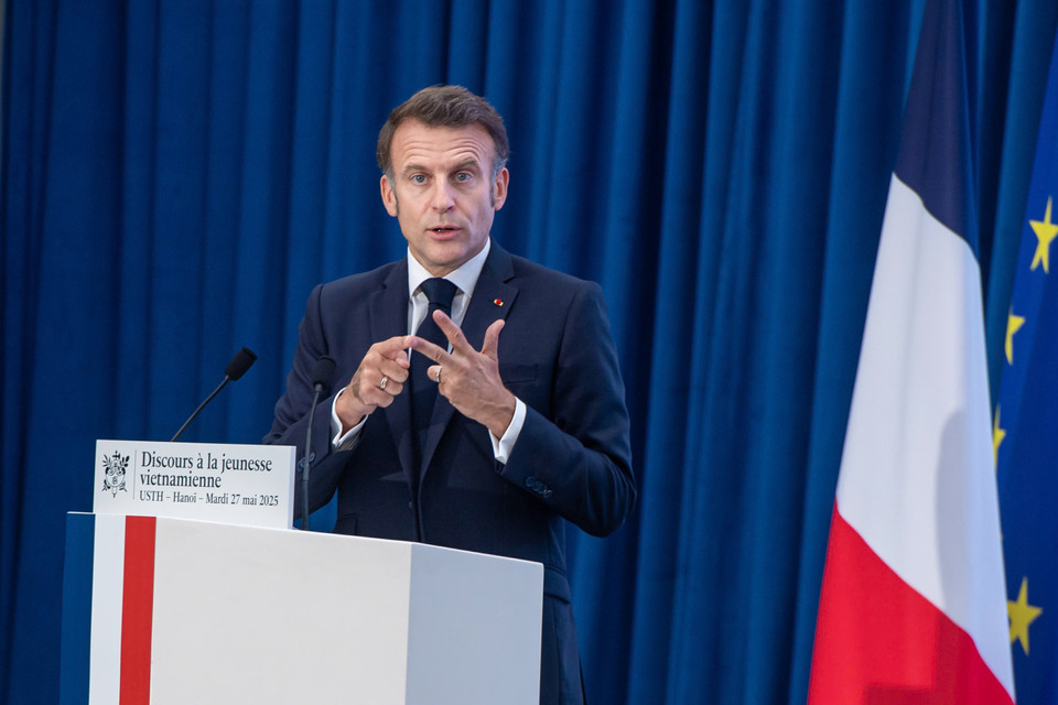 Trước đó vào tối 25/5, chuyên cơ chở Tổng thống Pháp Emmanuel Macron và Phu nhân hạ cánh xuống sân bay Nội Bài, bắt đầu chuyến thăm 3 ngày của ông tới Việt Nam. (Ảnh: PV/Vietnam+)