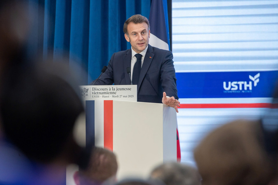 Tổng thống Pháp Emmanuel Macron phát biểu và giao lưu với sinh viên tại trường. (Ảnh: PV/Vietnam+)