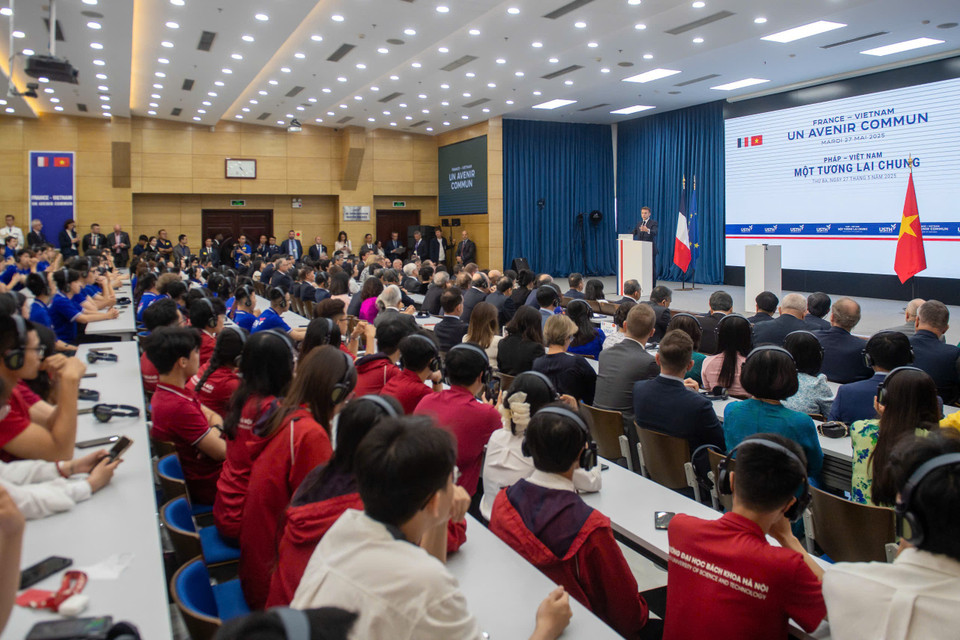 Sáng 27/5, Phó Chủ tịch nước Võ Thị Ánh Xuân cùng Tổng thống Pháp và Phu nhân đã ghé thăm trường Đại học Khoa học và Công nghệ Hà Nội. (Ảnh: PV/Vietnam+)