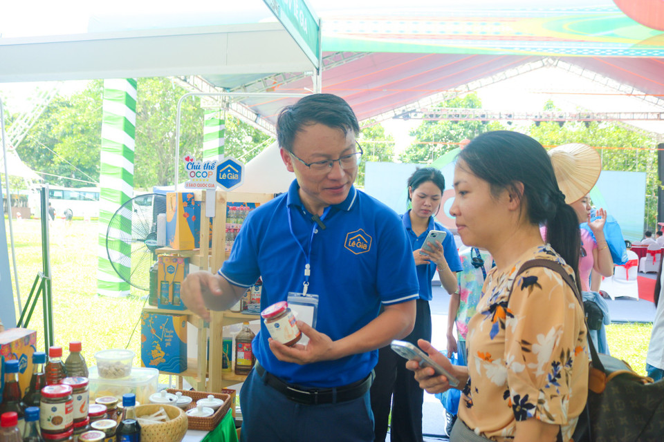 Anh Lê Anh - Giám đốc công ty nước mắm Lê Gia tham gia hội chợ chia sẻ: “OCOP không chỉ là câu chuyện của kinh tế thương mại mà còn truyền tải niềm tự hào quê hương, nét đẹp truyền thống của làng quê. Chúng tôi rất mong muốn ban tổ chức bằng rất nhiều hoạt động của chương trình để lan tỏa ý nghĩa và câu chuyện của chúng tôi đến người tiêu dùng." (Ảnh: Bảo Ngọc/Vietnam+)