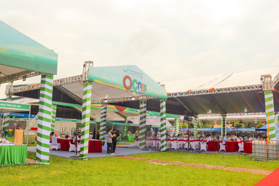 Đây là sự kiện xúc tiến thương mại do Bộ Công Thương phối hợp với Bộ Nông nghiệp và Môi trường, Ủy ban Nhân dân thành phố Hà Nội và Liên minh Hợp tác xã Việt Nam chủ trì; Cục Xúc tiến thương mại phối hợp với Văn phòng điều phối nông thôn mới Trung ương và Sở Công Thương Hà Nội tổ chức thực hiện. (Ảnh: Bảo Ngọc/Vietnam+)