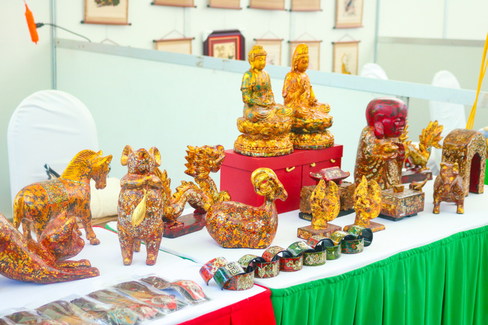 Từ những sản phẩm thủ công mĩ nghệ, đặc sản vùng miền đều được quy tụ trong hội chợ xuất khẩu OCOP năm nay. Tại mỗi nơi trưng bày, có thêm những trang giới thiệu về sản phẩm cũng như nghệ nhân để truyền tải câu chuyện làng nghề đến gần với khách hàng. (Ảnh: Bảo Ngọc/Vietnam+)