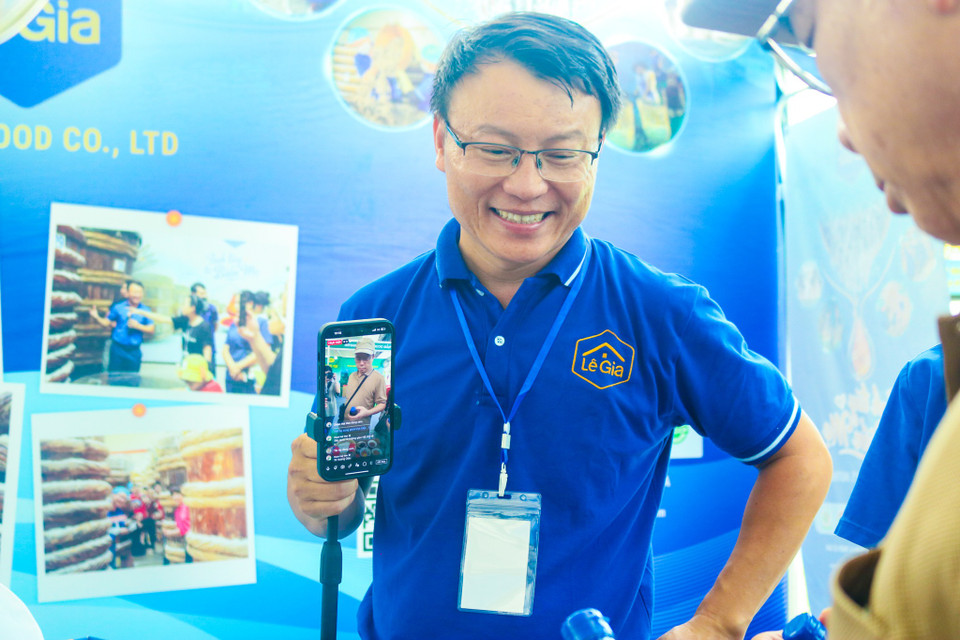 Đặc biệt, tại hội chợ, các gian hàng tổ chức livestream không gian số trên các nền tảng mạng xã hội để quảng bá thêm về thương hiệu của mình. (Ảnh: Bảo Ngọc/Vietnam+)