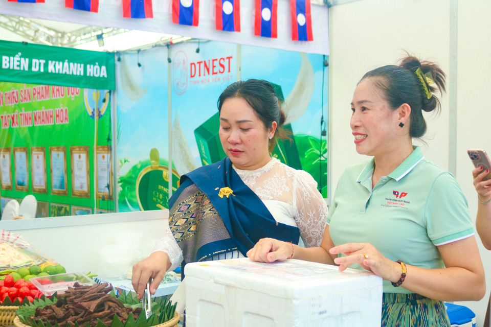 Năm nay, sự kiện cũng có sự tham gia của nhiều đối tác quốc tế đến từ Peru, Lào, Campuchia và các tổ chức xúc tiến thương mại nước ngoài tại Việt Nam, tạo điều kiện để các sản phẩm OCOP mở rộng mạng lưới phân phối, tham gia vào chuỗi giá trị toàn cầu. (Ảnh: Bảo Ngọc/Vietnam+)