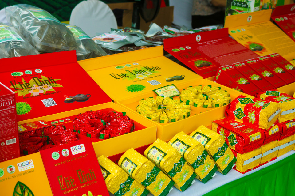 Từ gian hàng trưng bày trà, nước mắm, cà phê Tây Nguyên, tinh dầu quế Quảng Nam đến tổ yến Khánh Hòa, tất cả đều đã có mặt trên “chợ số” OCOPEX. (Ảnh: Bảo Ngọc/Vietnam+)