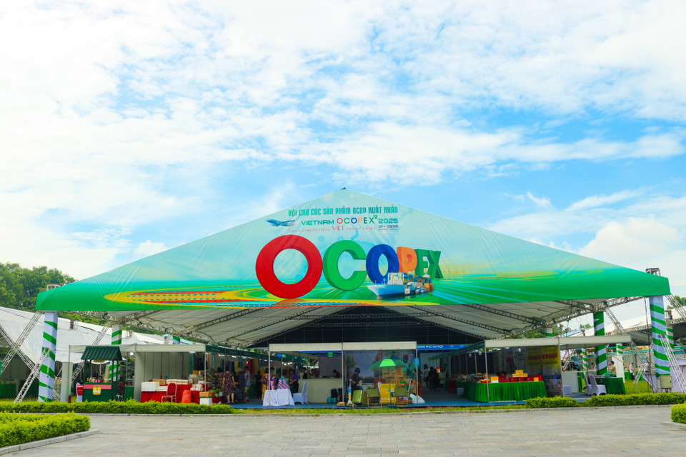 Sáng ngày 1/8 tại Khu Di tích Hoàng thành Thăng Long (Hà Nội), Hội chợ các sản phẩm OCOP xuất khẩu - Vietnam OCOPEX 2025 quy tụ hơn 300 gian hàng đến từ 34 tỉnh, thành phố đã chính thức diễn ra. (Ảnh: Bảo Ngọc/Vietnam+)