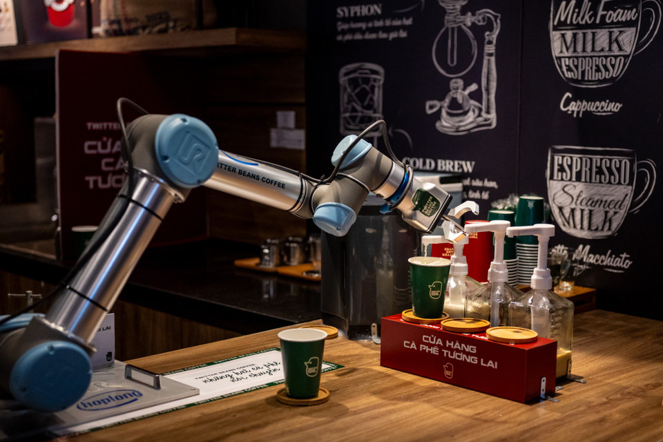 Hệ thống lập trình của Tú phải tính toán chính xác các khoảng cách và góc nắm giữ bình đựng, thìa xúc nguyên liệu… để thao tác đúng với các dụng cụ trong quy trình pha chế​.(Ảnh: Minh Sơn/Vietnam+)