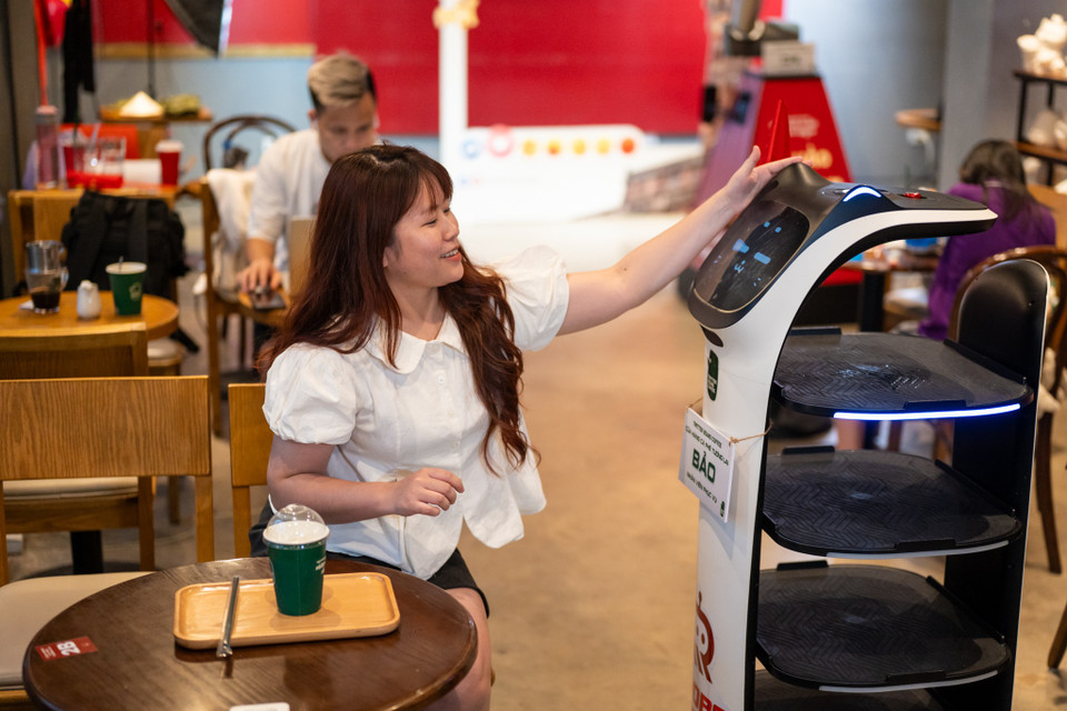 Công nghệ đang ngày càng gần gũi hơn với con người. Chúng tôi không kỳ vọng "hiệu ứng wow" nhất thời. Thay vào đó, điều chúng tôi hướng đến là giúp khách hàng đặc biệt là người trẻ và các em nhỏ làm quen với công nghệ trong đời sống thật. Khi robot pha cafe cho bạn, hoặc khi bạn thấy thư pháp được viết bởi một cánh tay cơ khí, bạn sẽ thấy: "À, công nghệ không xa lạ như mình nghĩ," bà Lâm Kiều Oanh chia sẻ. (Ảnh: Minh Sơn/Vietnam+)