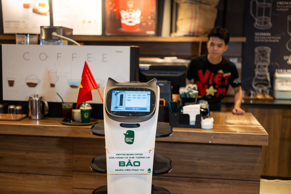 Robot phục vụ “Bảo” được thiết kế với hình dáng dễ thương, thân thiện đặc biệt với khách hàng trẻ. (Ảnh: Minh Sơn/Vietnam+)