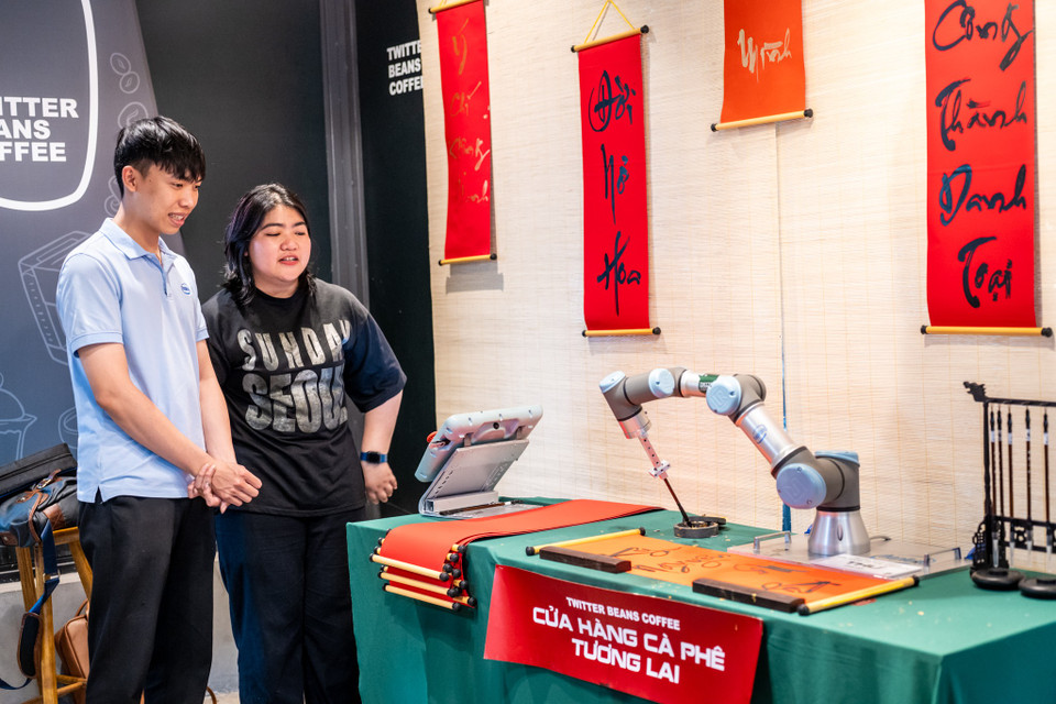 Bà Oanh cũng nhấn mạnh việc đây cũng là cách cửa hàng hưởng ứng tinh thần của Nghị quyết 57 của Trung ương, đặt khoa học công nghệ và đổi mới sáng tạo làm động lực đột phá quốc gia. "Tôi tin rằng, thay đổi tư duy công nghệ không chỉ bắt đầu từ những tập đoàn lớn, mà có thể bắt đầu từ những điều gần gũi như một ly cafe mỗi ngày." (Ảnh: Minh Sơn/Vietnam+)