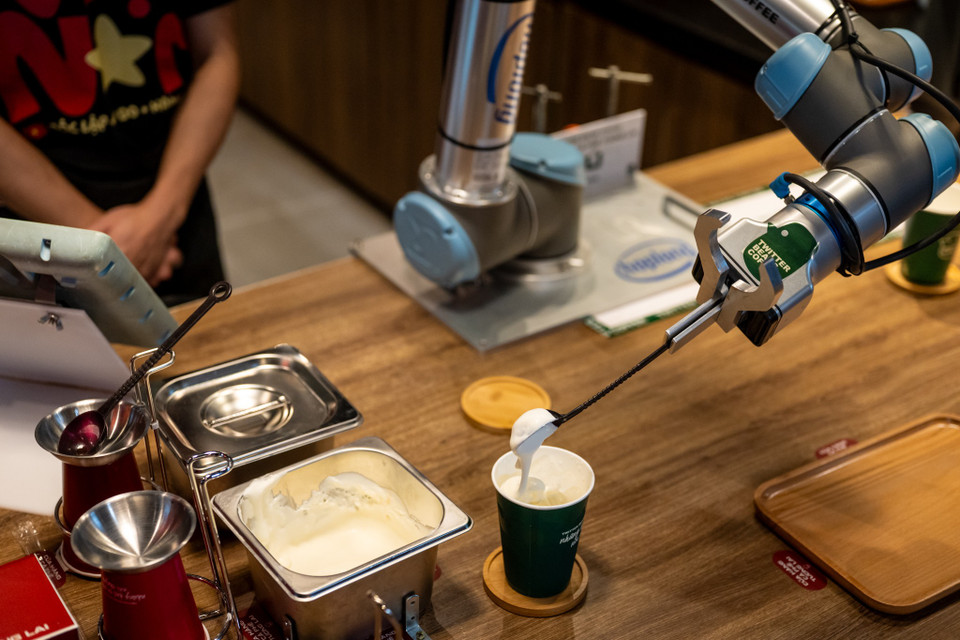 4 con robot bao gồm robot pha chế, viết thư pháp, chụp hình và phục vụ được nhân cách hóa với các tên gọi rất gần gũi là Bảo, Thư, Chi và Tú. 4 robot này đưa vào phục vụ khách hàng từ hôm 23/4 đã thu hút sự chú ý của không ít người. (Ảnh: Minh Sơn/Vietnam+)