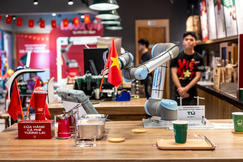 Đặc biệt, robot này còn có thể vẫy cờ Tổ quốc mỗi khi pha xong một đồ uống. "Để triển khai dự án robot, ngoài phần cứng là robot, chúng tôi còn đầu tư vào phần mềm, lập trình điều khiển, đồng bộ hệ thống vận hành, thiết kế không gian phù hợp và đào tạo đội ngũ," bà Lâm Kiều Oanh - Giám đốc điều hành Twitter Beans Coffee cho biết thêm. (Ảnh: Minh Sơn/Vietnam+)