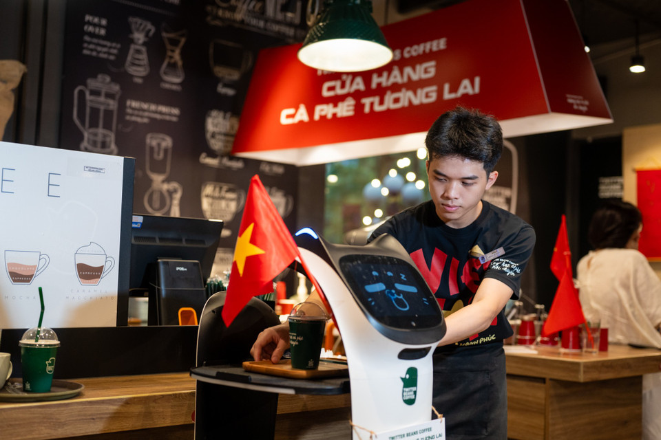 Robot này được lập trình sẵn hệ thống số bàn, nhân viên phục vụ chỉ cần đặt đồ uống vào khay, chú robot này có thể tự động di chuyển chính xác đến từng vị trí để đem đồ đến cho khách​. (Ảnh: Minh Sơn/Vietnam+)
