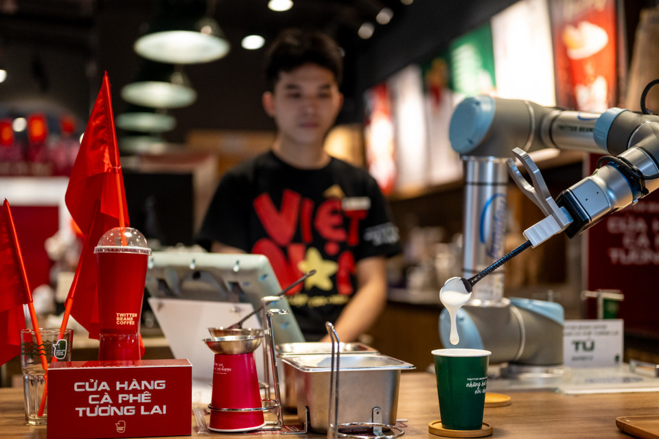 Sự xuất hiện của những cỗ máy hiện đại này tạo nên một không gian thưởng thức cà phê giao thoa giữa truyền thống và công nghệ tại Hà Nội. Robot pha chế Tú đảm nhận việc đong đếm và trộn các thành phần theo công thức chuẩn, giúp đảm bảo độ đồng nhất và hương vị ổn định trong từng ly cà phê​. (Ảnh: Minh Sơn/Vietnam+)