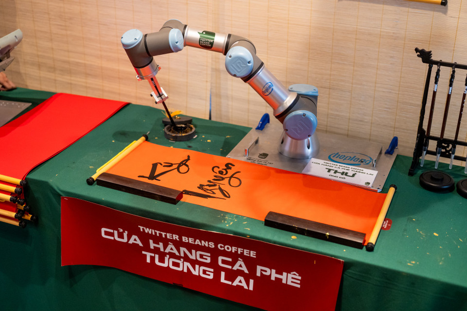 Thư pháp được viết từ robot "Thư" không thua kém bất kỳ thầy đồ nào. Tờ thư pháp này là điểm nhấn văn hóa độc đáo, vừa tôn vinh nghệ thuật thư pháp truyền thống, vừa gửi gắm thông điệp về khát vọng vươn lên của dân tộc. (Ảnh: Minh Sơn/Vietnam+)