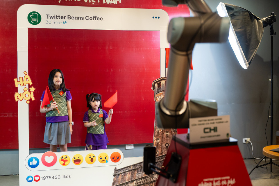 Mô hình độc đáo của quán cafe nhanh chóng lan truyền trên mạng xã hội và được giới trẻ đón nhận nhiệt tình. Nhiều bạn trẻ và gia đình kéo đến trải nghiệm, chia sẻ hình ảnh về quán và robot phục vụ trên mạng xã hội. (Ảnh: Minh Sơn/Vietnam+)