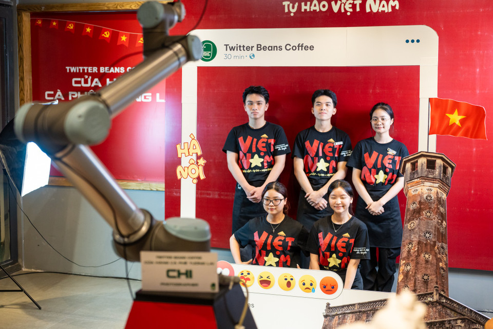 Robot chụp ảnh “Chi” lại giúp lưu giữ khoảnh khắc trải nghiệm công nghệ của khách hàng. Với khả năng chụp hình liên tiếp và hiệu ứng slow-motion thú vị, Chi trở thành “nhiếp ảnh gia cá nhân” cho mọi khách đến quán​. Mỗi bức ảnh được Chi ghi lại đều có chất lượng chuyên nghiệp, khiến khách hào hứng với trải nghiệm độc đáo này. (Ảnh: Minh Sơn/Vietnam+)