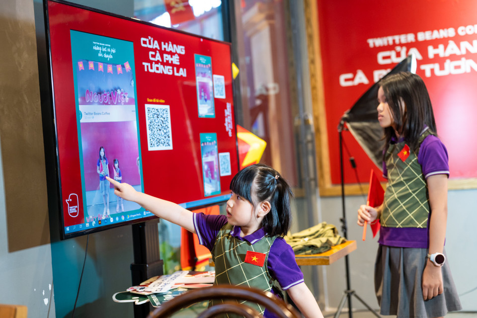 Ý tưởng pha chế và phục vụ cà phê bằng robot ra đời đúng vào dịp kỷ niệm 50 năm thống nhất đất nước mang một ý nghĩa biểu tượng sâu sắc. Đó là minh chứng cho tinh thần hội nhập và khát vọng đổi mới không ngừng của người Việt: từ truyền thống thưởng thức cafe lâu đời đến khát vọng vươn mình ra thế giới bằng công nghệ. (Ảnh: Minh Sơn/Vietnam+)