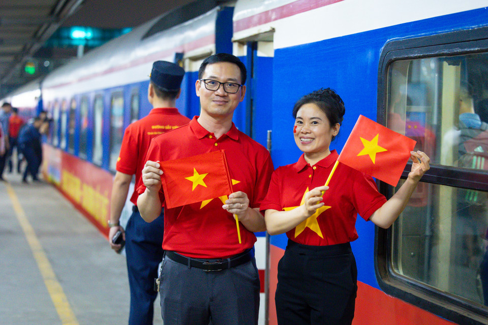 Bằng cách này, ngành đường sắt không chỉ phục vụ hành khách mà còn góp phần làm cho những giá trị lịch sử của dân tộc trở nên sống động và gần gũi hơn với mọi người, đặc biệt là những người trẻ tuổi. (Ảnh: Minh Sơn/Vietnam+)