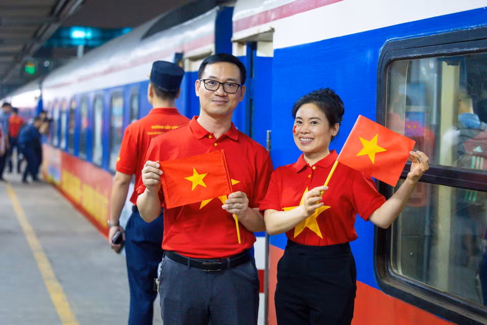 Bằng cách này, ngành đường sắt không chỉ phục vụ hành khách mà còn góp phần làm cho những giá trị lịch sử của dân tộc trở nên sống động và gần gũi hơn với mọi người, đặc biệt là những người trẻ tuổi. (Ảnh: Minh Sơn/Vietnam+)