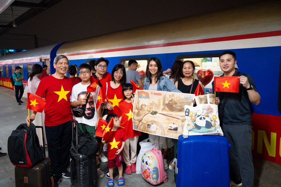 Thông qua những hoạt động này, thế hệ trẻ sẽ học được bài học về sự hy sinh, về lòng kiên trì và tinh thần bất khuất của dân tộc. Chuyến tàu Thống Nhất trở thành một lớp học sống động, nơi mỗi hành khách là một phần của câu chuyện lịch sử mà họ sẽ nhớ mãi và truyền lại cho các thế hệ sau. (Ảnh: Minh Sơn/Vietnam+)