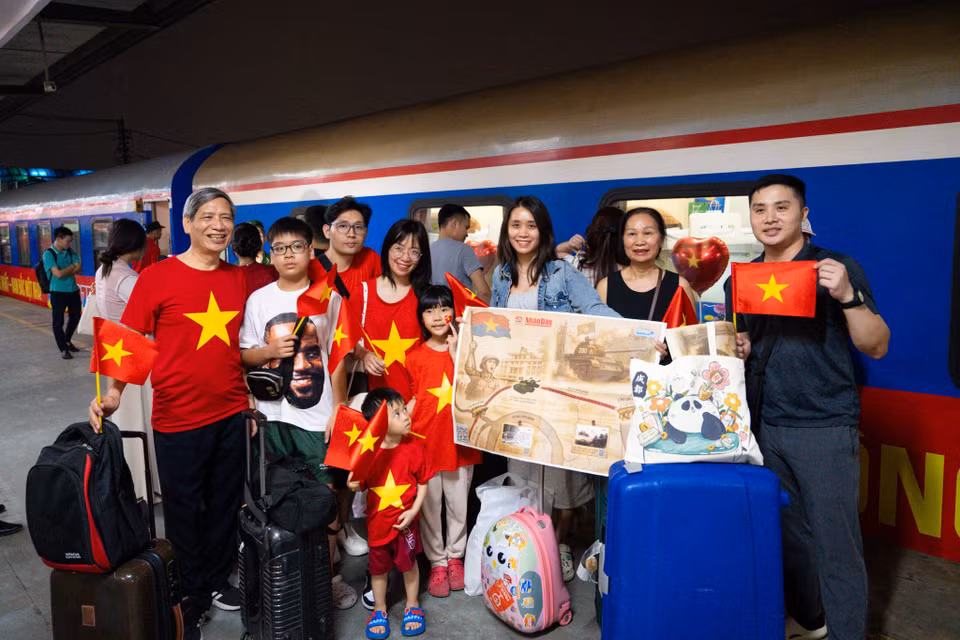Thông qua những hoạt động này, thế hệ trẻ sẽ học được bài học về sự hy sinh, về lòng kiên trì và tinh thần bất khuất của dân tộc. Chuyến tàu Thống Nhất trở thành một lớp học sống động, nơi mỗi hành khách là một phần của câu chuyện lịch sử mà họ sẽ nhớ mãi và truyền lại cho các thế hệ sau. (Ảnh: Minh Sơn/Vietnam+)