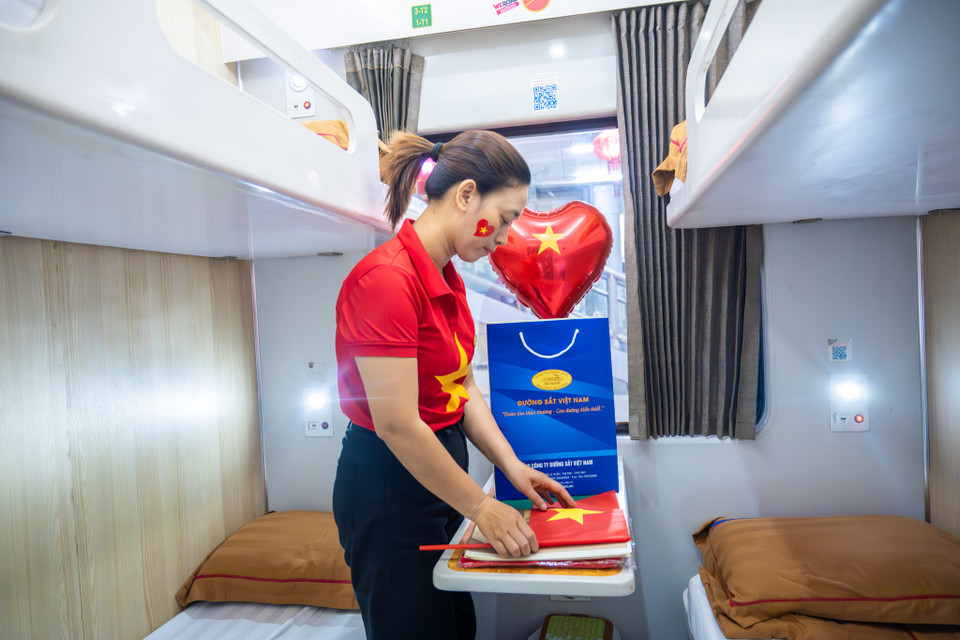 Đặc biệt, ngành đường sắt cũng chuẩn bị những phần quà bất ngờ dành cho hành khách trên hai đoàn tàu này. Những phần quà sẽ là những vật phẩm đặc biệt, giúp hành khách nhớ mãi về chuyến đi này. Ngành đường sắt muốn khẳng định vai trò quan trọng của mình trong việc phát triển kinh tế xã hội, gắn kết các vùng miền, đồng thời duy trì và phát triển những giá trị văn hóa truyền thống của dân tộc. (Ảnh: Minh Sơn/Vietnam+)