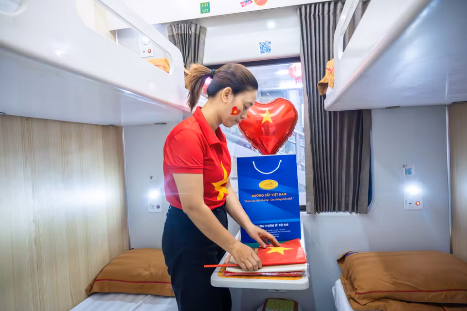 Đặc biệt, ngành đường sắt cũng chuẩn bị những phần quà bất ngờ dành cho hành khách trên hai đoàn tàu này. Những phần quà sẽ là những vật phẩm đặc biệt, giúp hành khách nhớ mãi về chuyến đi này. Ngành đường sắt muốn khẳng định vai trò quan trọng của mình trong việc phát triển kinh tế xã hội, gắn kết các vùng miền, đồng thời duy trì và phát triển những giá trị văn hóa truyền thống của dân tộc. (Ảnh: Minh Sơn/Vietnam+)