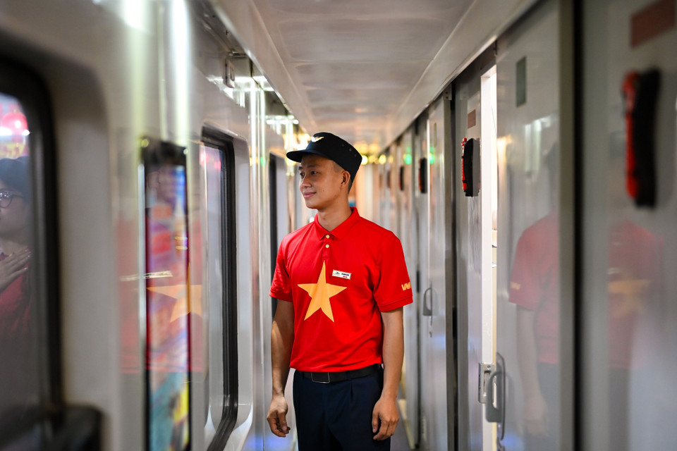 Chuyến tàu đặc biệt này cũng tạo cơ hội để các thế hệ trẻ tìm hiểu về ngành đường sắt Việt Nam – một ngành giao thông không chỉ quan trọng đối với phát triển kinh tế mà còn là một phần quan trọng trong lịch sử đấu tranh của đất nước. Các trưng bày trên tàu về lịch sử ngành đường sắt, về những chuyến tàu Thống Nhất năm 1975, sẽ giúp các bạn trẻ hiểu hơn về những ngày tháng khó khăn nhưng đầy tự hào của cha ông, từ đó thêm yêu và trân trọng những gì mà họ đã tạo dựng. (Ảnh: Minh Sơn/Vietnam+)