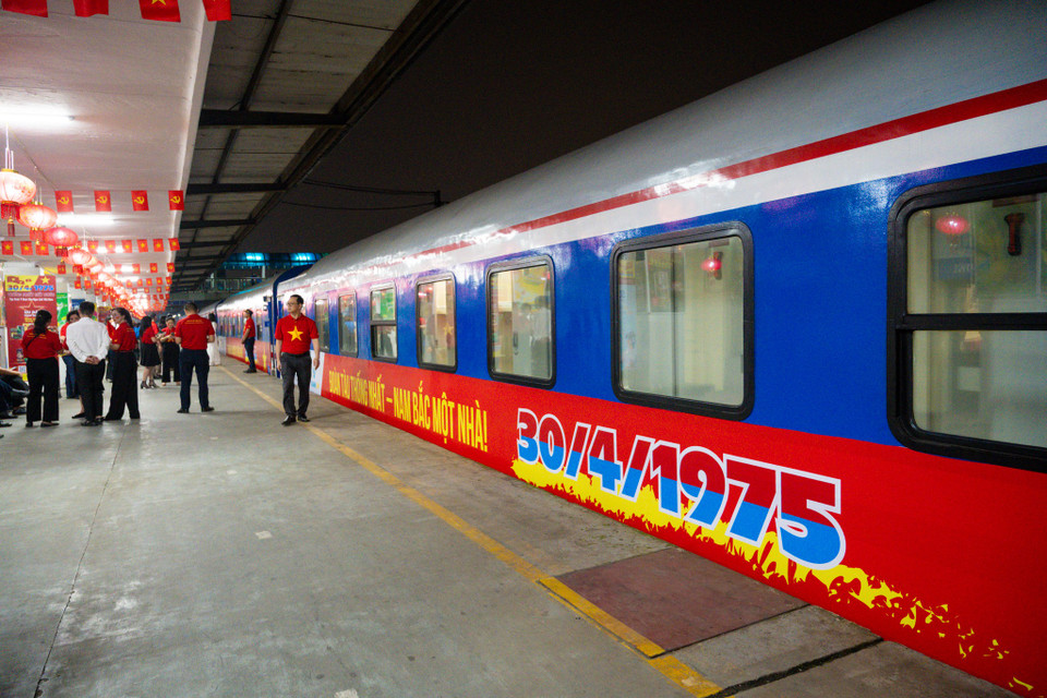 Đây là một sự kiện không chỉ tái hiện không khí lịch sử hào hùng của dân tộc, mà còn là dịp để tri ân các thế hệ đi trước, giáo dục truyền thống cho thế hệ trẻ và quảng bá hình ảnh của ngành đường sắt Việt Nam trong sự phát triển hướng tới tương lai. (Ảnh: Minh Sơn/Vietnam+)