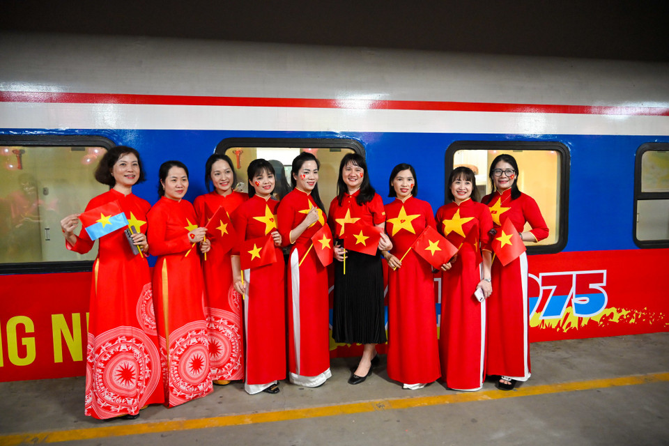 Ngoài những giá trị lịch sử và tinh thần, “Đoàn tàu Thống Nhất” còn mang đến cơ hội để quảng bá hình ảnh của ngành đường sắt Việt Nam. Với thiết kế đặc biệt, những hình ảnh lịch sử và cảnh vật hai miền Bắc – Nam được kết hợp trong mỗi khoang tàu, hành khách có thể cảm nhận rõ rệt sự kết nối giữa quá khứ và hiện tại. (Ảnh: Minh Sơn/Vietnam+)