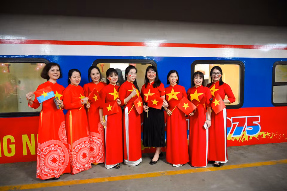 Ngoài những giá trị lịch sử và tinh thần, “Đoàn tàu Thống Nhất” còn mang đến cơ hội để quảng bá hình ảnh của ngành đường sắt Việt Nam. Với thiết kế đặc biệt, những hình ảnh lịch sử và cảnh vật hai miền Bắc – Nam được kết hợp trong mỗi khoang tàu, hành khách có thể cảm nhận rõ rệt sự kết nối giữa quá khứ và hiện tại. (Ảnh: Minh Sơn/Vietnam+)