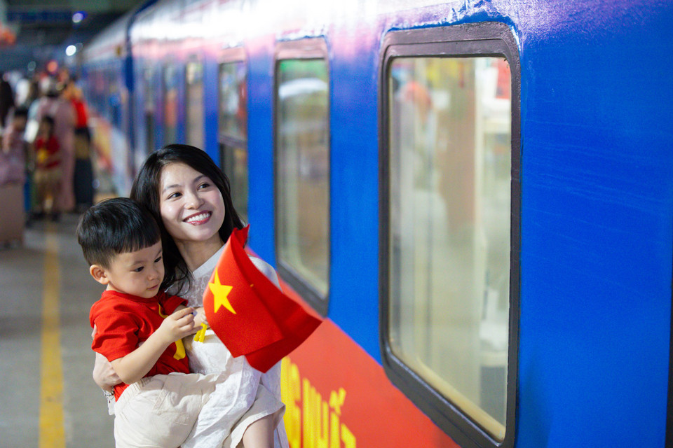 Ngoài các chuyến tàu đặc biệt này, ngành đường sắt còn tổ chức các hoạt động quảng bá trên không gian mạng. Mỗi một vé tàu đặt mua thành công sẽ được hiển thị một lá cờ đỏ sao vàng, tạo nên không khí hào hùng và tự hào dân tộc. (Ảnh: Minh Sơn/Vietnam+)