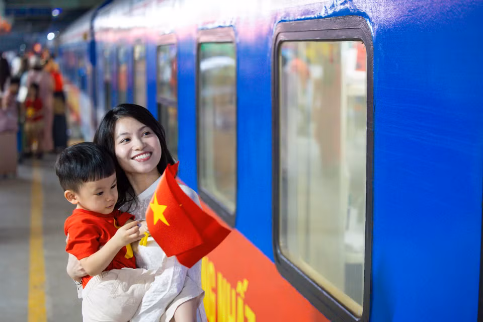 Ngoài các chuyến tàu đặc biệt này, ngành đường sắt còn tổ chức các hoạt động quảng bá trên không gian mạng. Mỗi một vé tàu đặt mua thành công sẽ được hiển thị một lá cờ đỏ sao vàng, tạo nên không khí hào hùng và tự hào dân tộc. (Ảnh: Minh Sơn/Vietnam+)