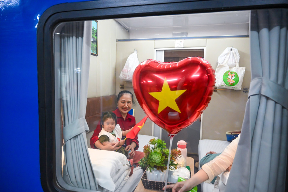 Khoảnh khắc này không chỉ là sự kết nối của hai miền đất nước mà còn là minh chứng cho những nỗ lực vươn lên của dân tộc Việt Nam trong kỷ nguyên mới, kỷ nguyên hòa bình, phát triển và thịnh vượng. Từ đây, các đoàn tàu tiếp tục hành trình của mình, như một biểu tượng của sự nối kết không ngừng nghỉ, của sự đoàn kết, phát triển và vươn tới tương lai. (Ảnh: Minh Sơn/Vietnam+)