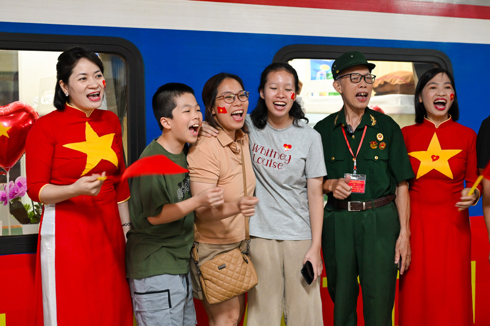 Chuyến tàu Thống Nhất còn mang theo một sứ mệnh đặc biệt: tri ân các thế hệ đi trước, những người đã hy sinh xương máu để giành lại độc lập cho dân tộc. Đặc biệt, trong hành trình này, ngành đường sắt đã tạo ra những cơ hội để các cựu chiến binh, thương binh, bệnh binh và các gia đình có công với cách mạng được hưởng những ưu đãi đặc biệt. Những hành khách là người có công với cách mạng sẽ nhận được giảm 40% giá vé, một phần quà tri ân để bày tỏ lòng biết ơn đối với những hy sinh to lớn của họ. (Ảnh: Minh Sơn/Vietnam+)
