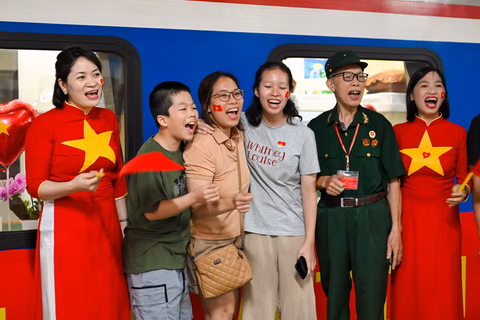 Chuyến tàu Thống Nhất còn mang theo một sứ mệnh đặc biệt: tri ân các thế hệ đi trước, những người đã hy sinh xương máu để giành lại độc lập cho dân tộc. Đặc biệt, trong hành trình này, ngành đường sắt đã tạo ra những cơ hội để các cựu chiến binh, thương binh, bệnh binh và các gia đình có công với cách mạng được hưởng những ưu đãi đặc biệt. Những hành khách là người có công với cách mạng sẽ nhận được giảm 40% giá vé, một phần quà tri ân để bày tỏ lòng biết ơn đối với những hy sinh to lớn của họ. (Ảnh: Minh Sơn/Vietnam+)
