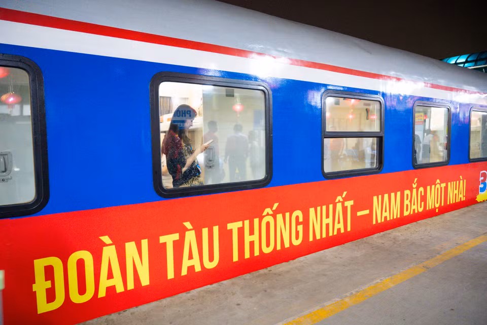 “Đoàn tàu Thống Nhất” không chỉ đơn thuần là những chuyến tàu vận chuyển hành khách mà còn là hành trình gợi nhắc lại những ký ức lịch sử, đặc biệt là sự kiện trọng đại ngày 30/4/1975, khi đất nước từ hai miền Nam Bắc được gắn kết thành một thể thống nhất. (Ảnh: Minh Sơn/Vietnam+)