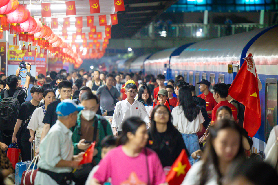 Vào tối ngày 29/4, đoàn tàu SE1 xuất phát từ ga Hà Nội và tàu SE4 khởi hành từ ga Sài Gòn. Đúng 12 giờ 40 phút ngày 30/4, hai đoàn tàu sẽ hội ngộ tại ga Đà Nẵng – thành phố mang ý nghĩa đặc biệt đối với sự đoàn kết dân tộc, gắn kết hai miền Nam Bắc trong quá khứ và hiện tại. (Ảnh: Minh Sơn/Vietnam+)