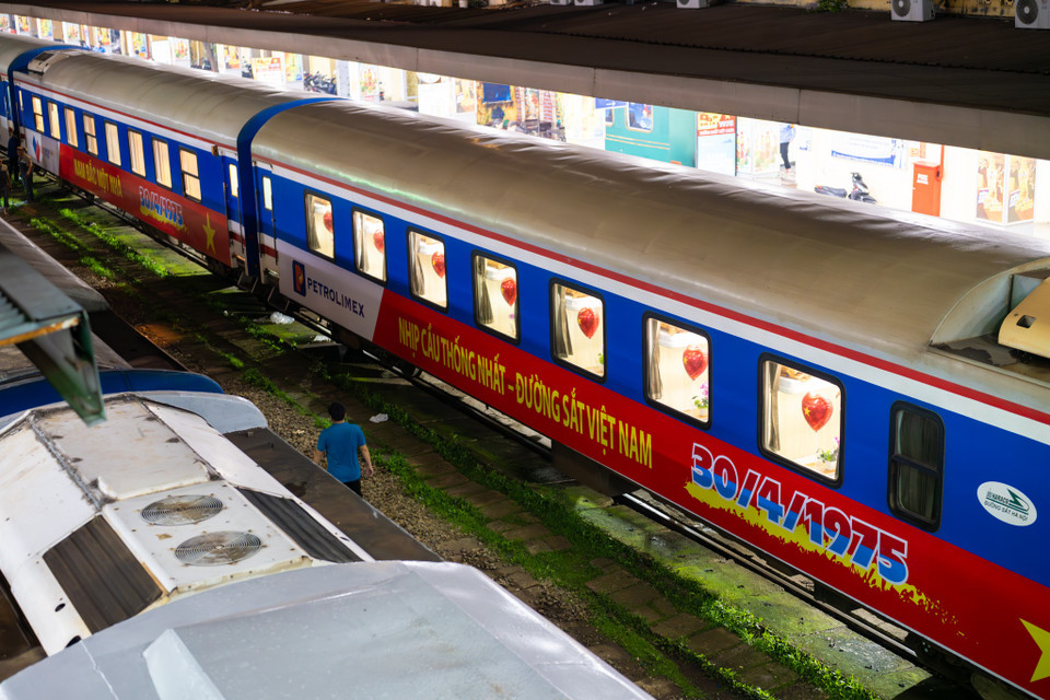 Ngày 30/4/1975, một ngày mang ý nghĩa trọng đại trong lịch sử dân tộc Việt Nam khi miền Nam được giải phóng, đất nước thống nhất, Bắc Nam sum họp một nhà. Để kỷ niệm 50 năm Ngày giải phóng miền Nam, thống nhất đất nước, tối 29/4, Tổng công ty Đường sắt Việt Nam (VNR) đã tổ chức một hành trình đặc biệt mang tên “Đoàn tàu Thống Nhất." (Ảnh: Minh Sơn/Vietnam+)