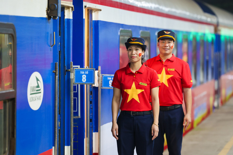 Ngoài việc tri ân các thế hệ đi trước, “Đoàn tàu Thống Nhất” còn mang một ý nghĩa sâu sắc trong việc giáo dục truyền thống lịch sử cho thế hệ trẻ. Với sự tham gia của các học sinh, sinh viên, và nhiều người trẻ tuổi, hành trình này không chỉ giúp họ hiểu thêm về một giai đoạn lịch sử quan trọng của dân tộc mà còn là dịp để thổi bùng ngọn lửa yêu nước, tinh thần tự hào dân tộc trong thế hệ tương lai. (Ảnh: Minh Sơn/Vietnam+)