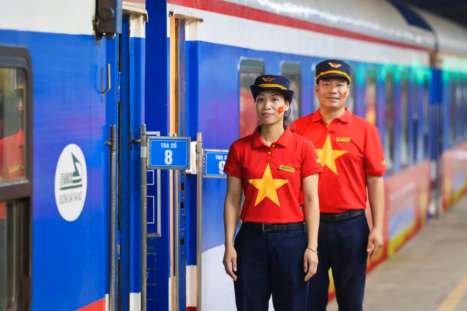 Ngoài việc tri ân các thế hệ đi trước, “Đoàn tàu Thống Nhất” còn mang một ý nghĩa sâu sắc trong việc giáo dục truyền thống lịch sử cho thế hệ trẻ. Với sự tham gia của các học sinh, sinh viên, và nhiều người trẻ tuổi, hành trình này không chỉ giúp họ hiểu thêm về một giai đoạn lịch sử quan trọng của dân tộc mà còn là dịp để thổi bùng ngọn lửa yêu nước, tinh thần tự hào dân tộc trong thế hệ tương lai. (Ảnh: Minh Sơn/Vietnam+)