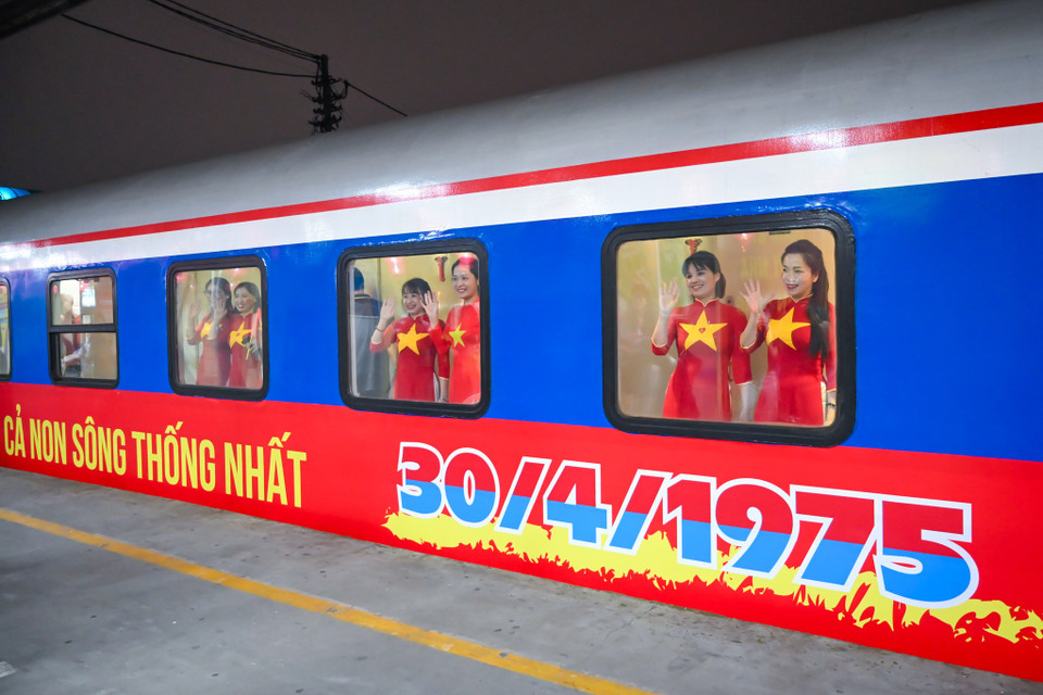 Trong chuyến tàu này, hành khách không chỉ được tham gia một hành trình trên đường ray mà còn được trải nghiệm không gian đặc biệt, nơi tái hiện những hình ảnh, tư liệu lịch sử về cuộc chiến tranh giành độc lập, về hành trình đấu tranh gian khổ mà cha ông ta đã vượt qua. (Ảnh: Minh Sơn/Vietnam+)