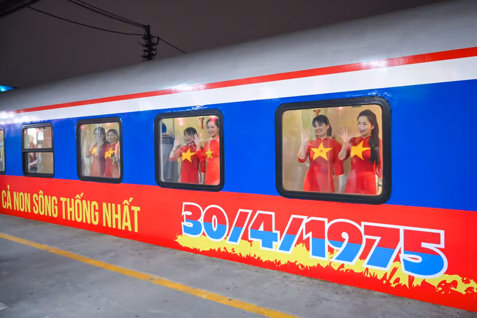 Trong chuyến tàu này, hành khách không chỉ được tham gia một hành trình trên đường ray mà còn được trải nghiệm không gian đặc biệt, nơi tái hiện những hình ảnh, tư liệu lịch sử về cuộc chiến tranh giành độc lập, về hành trình đấu tranh gian khổ mà cha ông ta đã vượt qua. (Ảnh: Minh Sơn/Vietnam+)