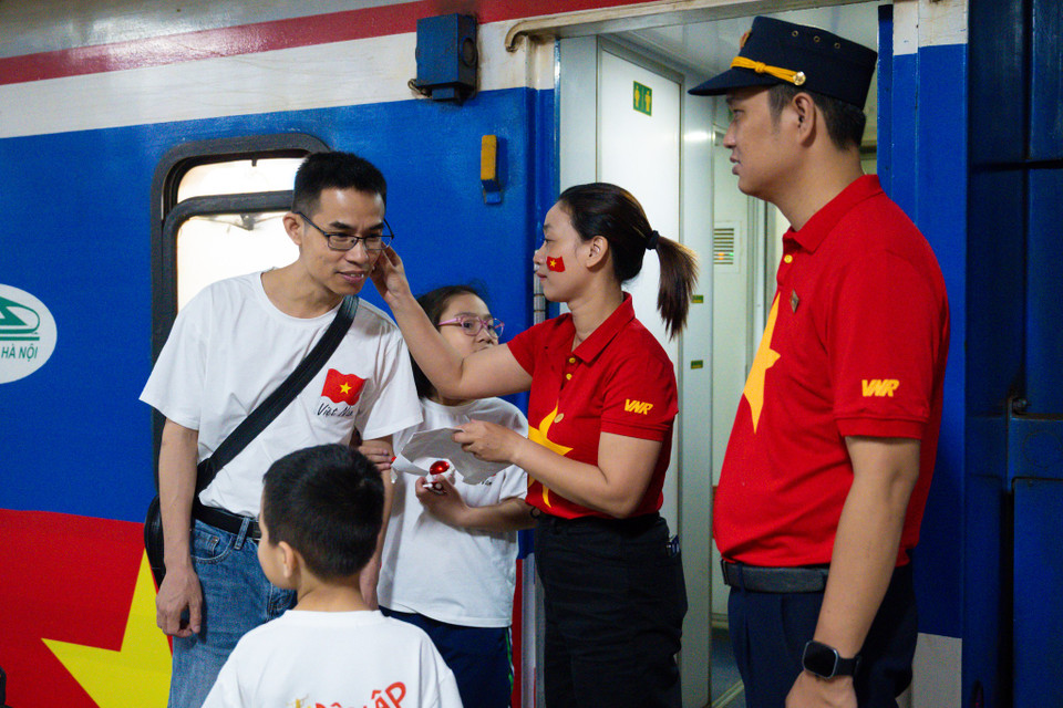 Điểm gặp gỡ của hai đoàn tàu tại ga Đà Nẵng vào trưa 30/4 không chỉ là một cột mốc về hành trình của các đoàn tàu mà còn mang một ý nghĩa biểu tượng sâu sắc. Đà Nẵng, với vị trí trung tâm đất nước, gần vĩ tuyến 17 – nơi đã từng chia cắt hai miền Nam Bắc trong suốt những năm dài chiến tranh, nay là thành phố trực thuộc Trung ương, đại diện cho sự phát triển và đoàn kết. Sự hội ngộ của hai đoàn tàu tại Đà Nẵng mang thông điệp về sự hòa bình, thống nhất và sự phát triển của dân tộc. (Ảnh: Minh Sơn/Vietnam+)