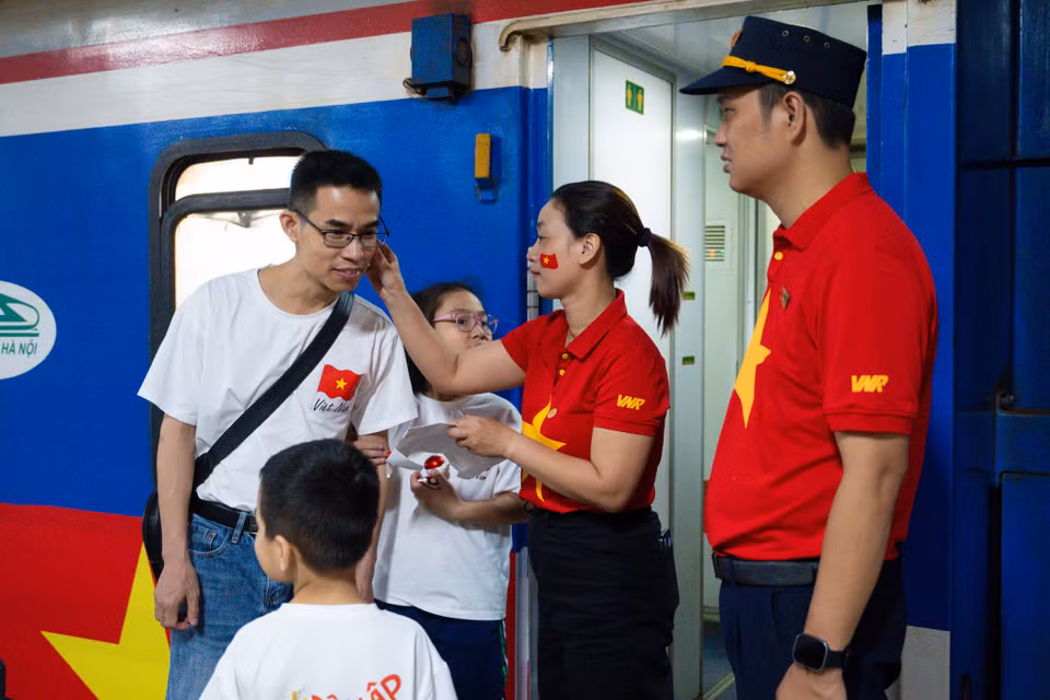 Điểm gặp gỡ của hai đoàn tàu tại ga Đà Nẵng vào trưa 30/4 không chỉ là một cột mốc về hành trình của các đoàn tàu mà còn mang một ý nghĩa biểu tượng sâu sắc. Đà Nẵng, với vị trí trung tâm đất nước, gần vĩ tuyến 17 – nơi đã từng chia cắt hai miền Nam Bắc trong suốt những năm dài chiến tranh, nay là thành phố trực thuộc Trung ương, đại diện cho sự phát triển và đoàn kết. Sự hội ngộ của hai đoàn tàu tại Đà Nẵng mang thông điệp về sự hòa bình, thống nhất và sự phát triển của dân tộc. (Ảnh: Minh Sơn/Vietnam+)
