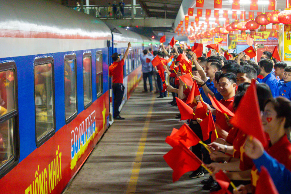 Đúng 20 giờ 55 phút, đoàn tàu Thống Nhất bắt đầu lăn bánh từ ga Hà Nội trong sự tiễn đưa của hàng trăm người. (Ảnh: Minh Sơn/Vietnam+)