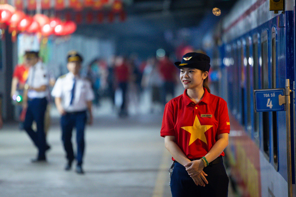 Tại các ga, các trưng bày hình ảnh, băngrôn, ápphích, cờ hoa được trang trí để tái hiện không khí chiến thắng của ngày 30/4, khiến hành khách không khỏi xúc động khi hòa mình vào không gian đầy cảm xúc của lịch sử dân tộc. (Ảnh: Minh Sơn/Vietnam+)