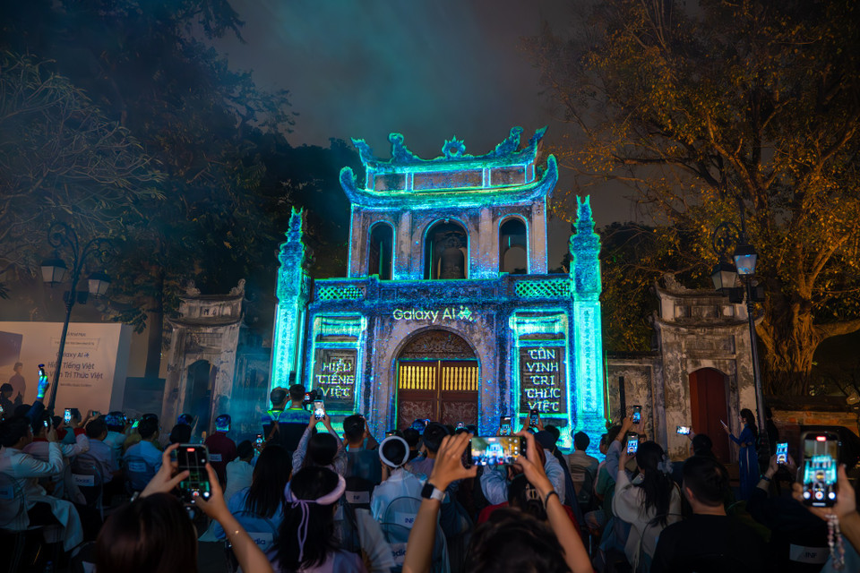 Trong những ngày tháng Tư này, người dân Thủ đô đặc biệt các bạn trẻ sẽ có cơ hội tham gia vào một hành trình đặc biệt, nơi công nghệ hiện đại và tinh thần hiếu học kết hợp một cách hoàn hảo tại Văn Miếu - Quốc Tử Giám, Hà Nội. (Ảnh: Minh Sơn/Vietnam+)